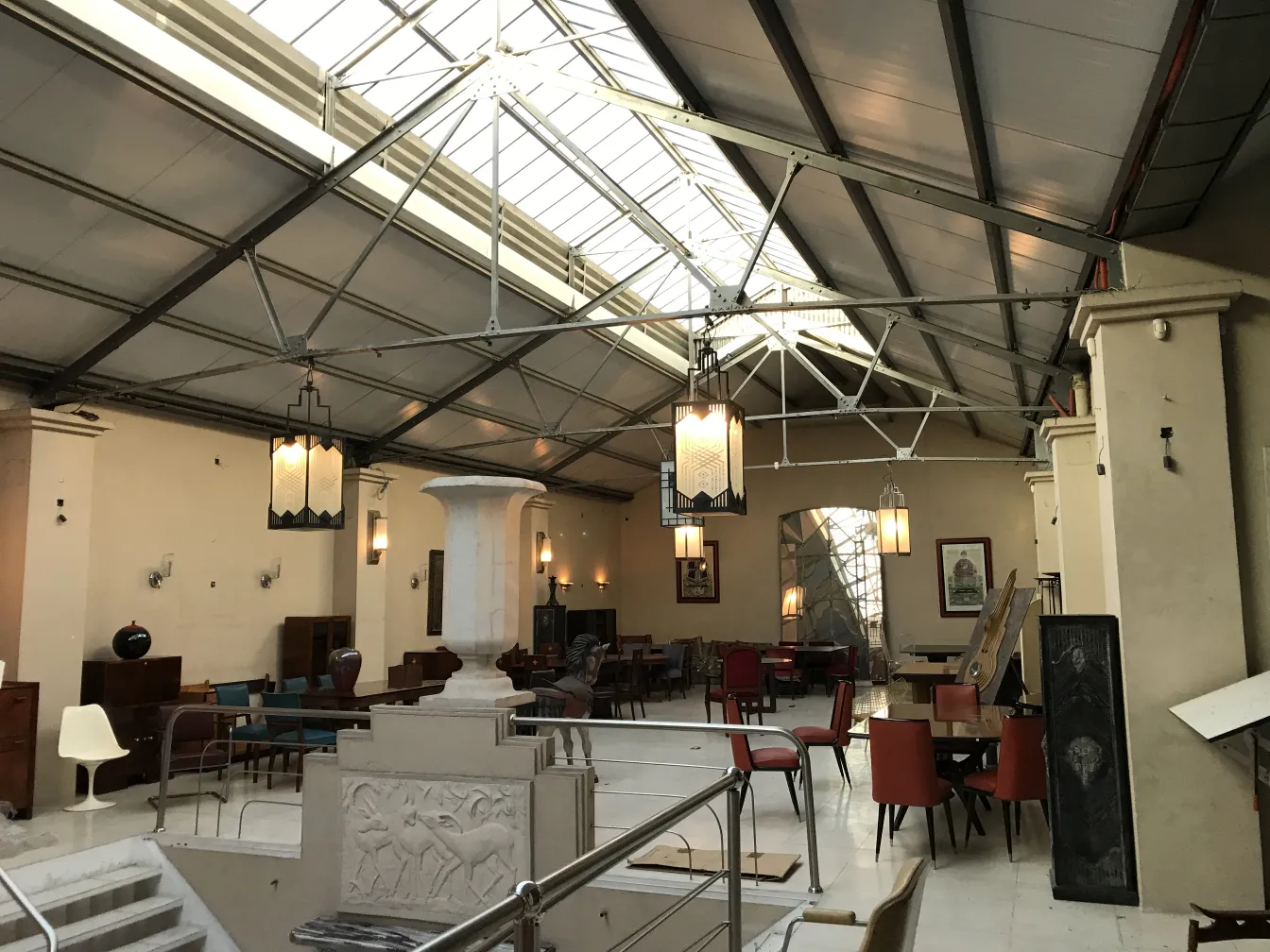 Deux lanternes anciennes au plafond dans un cadre élégant, éclairant l'espace.