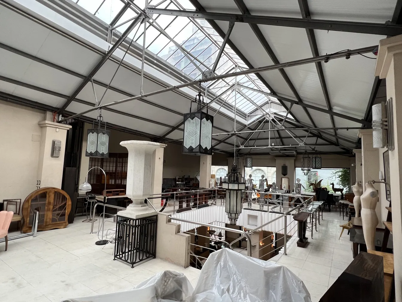 Vue d'un espace ancien avec 2 lanternes de plafond lumineuses.