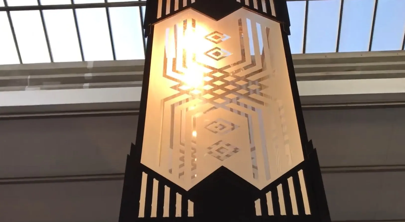 Lanterne antiche con design geometrico e luce calda, in un ambiente moderno.