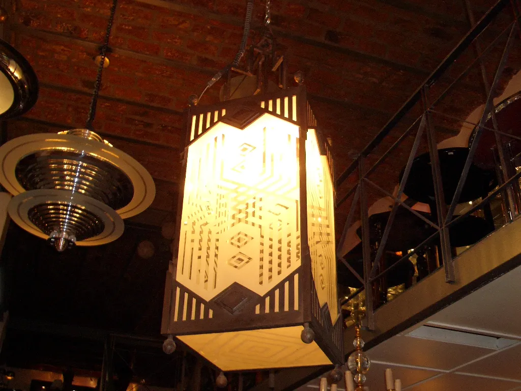 Два старинных фонаря с мягким светом в уютной обстановке