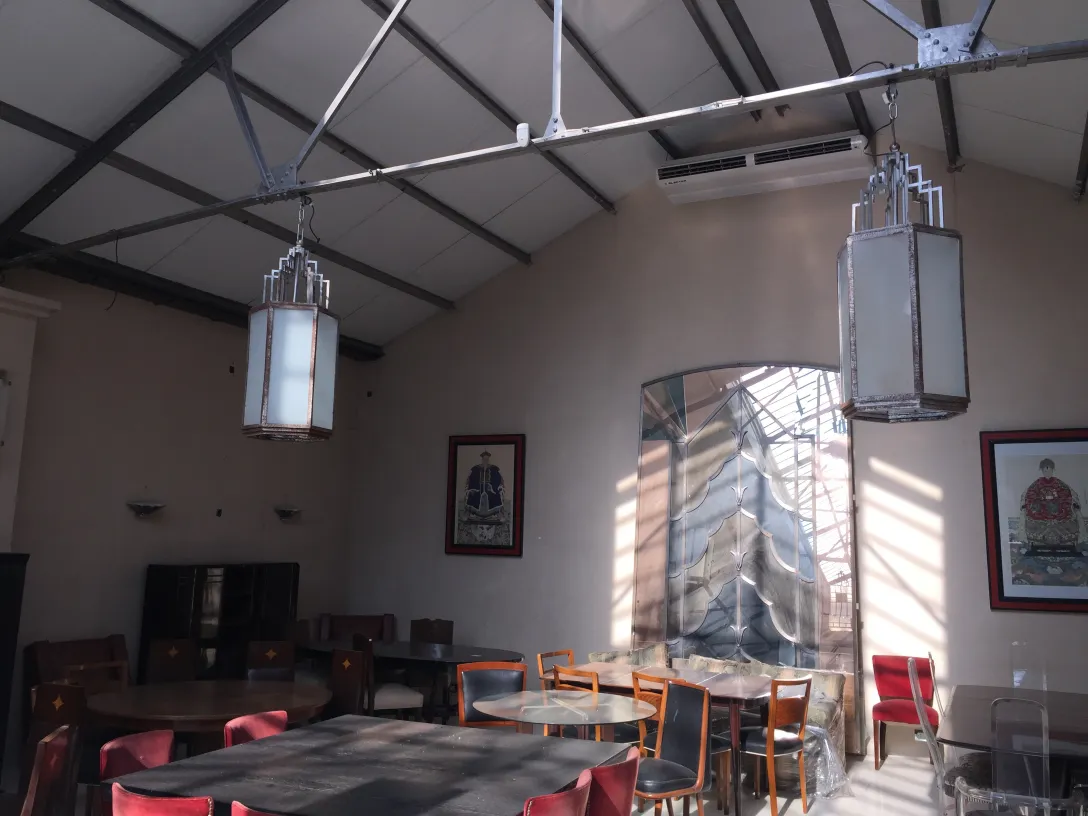 दो प्राचीन लालटेन एक उज्ज्वल इनडोर स्थान को रोशन करती हैं।