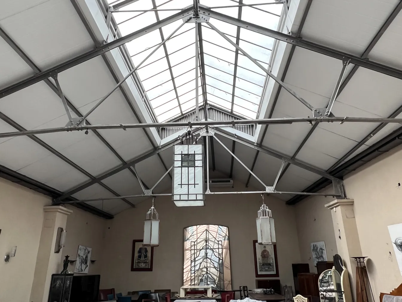 deux lanternes anciennes suspendues dans un cadre décoratif