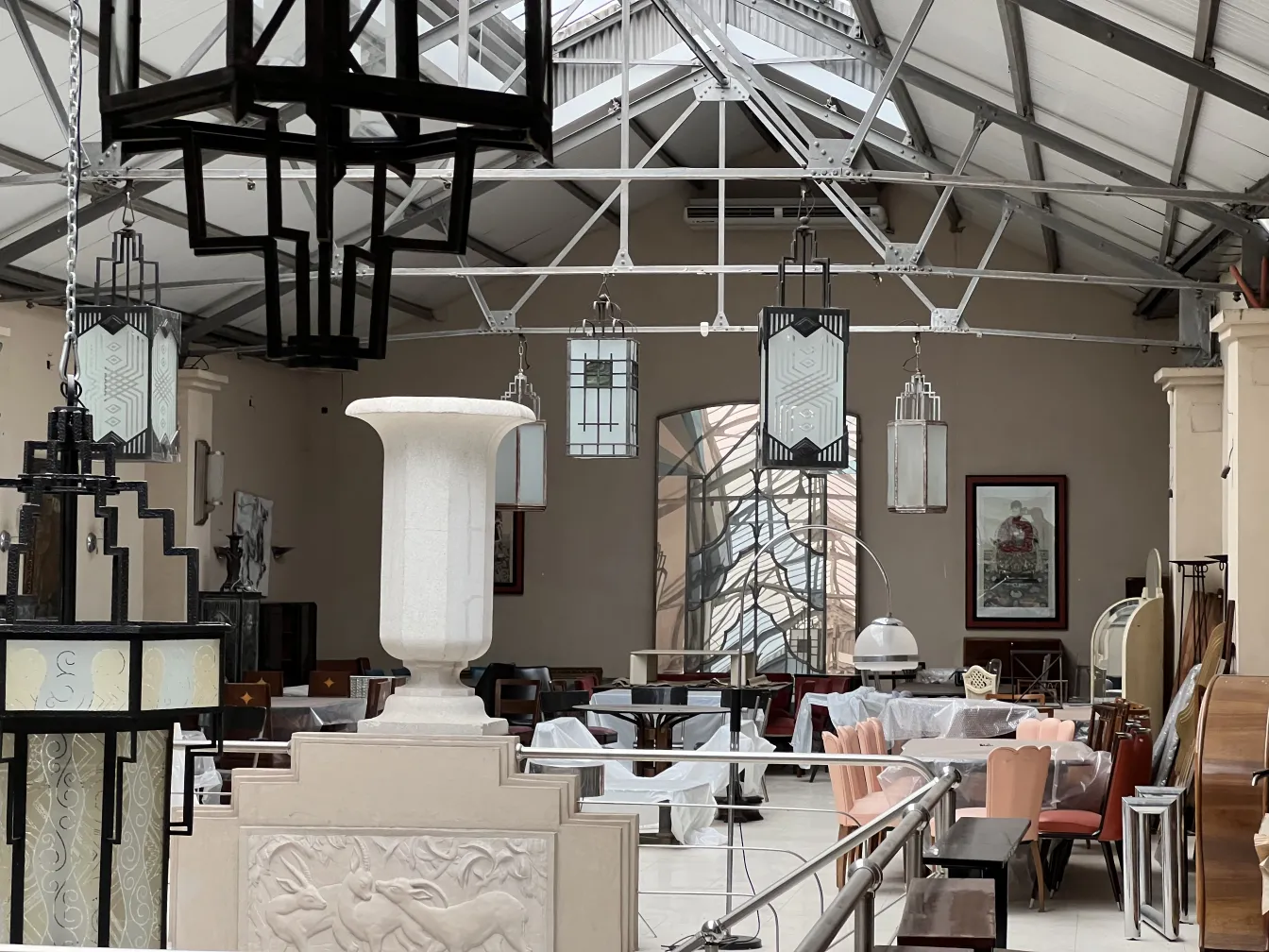 Due lanterne antiche appese in un ambiente elegante