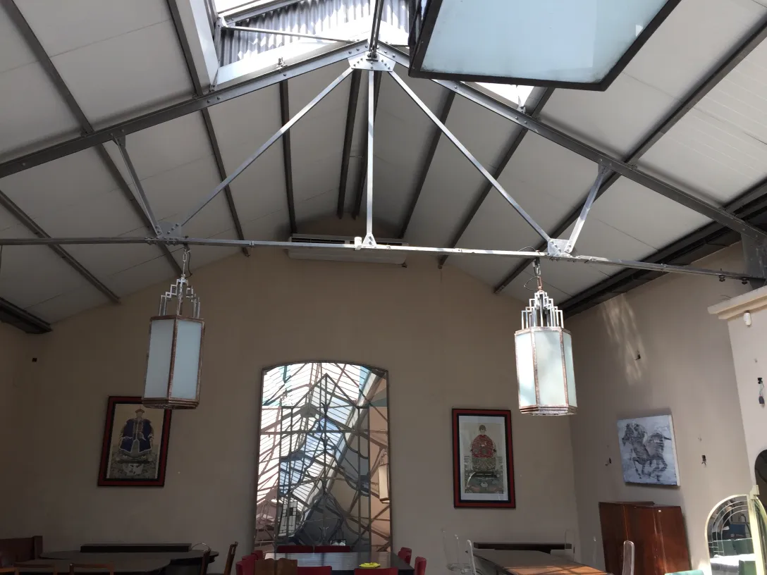 Deux lanternes anciennes suspendues dans un cadre intérieur chaleureux.