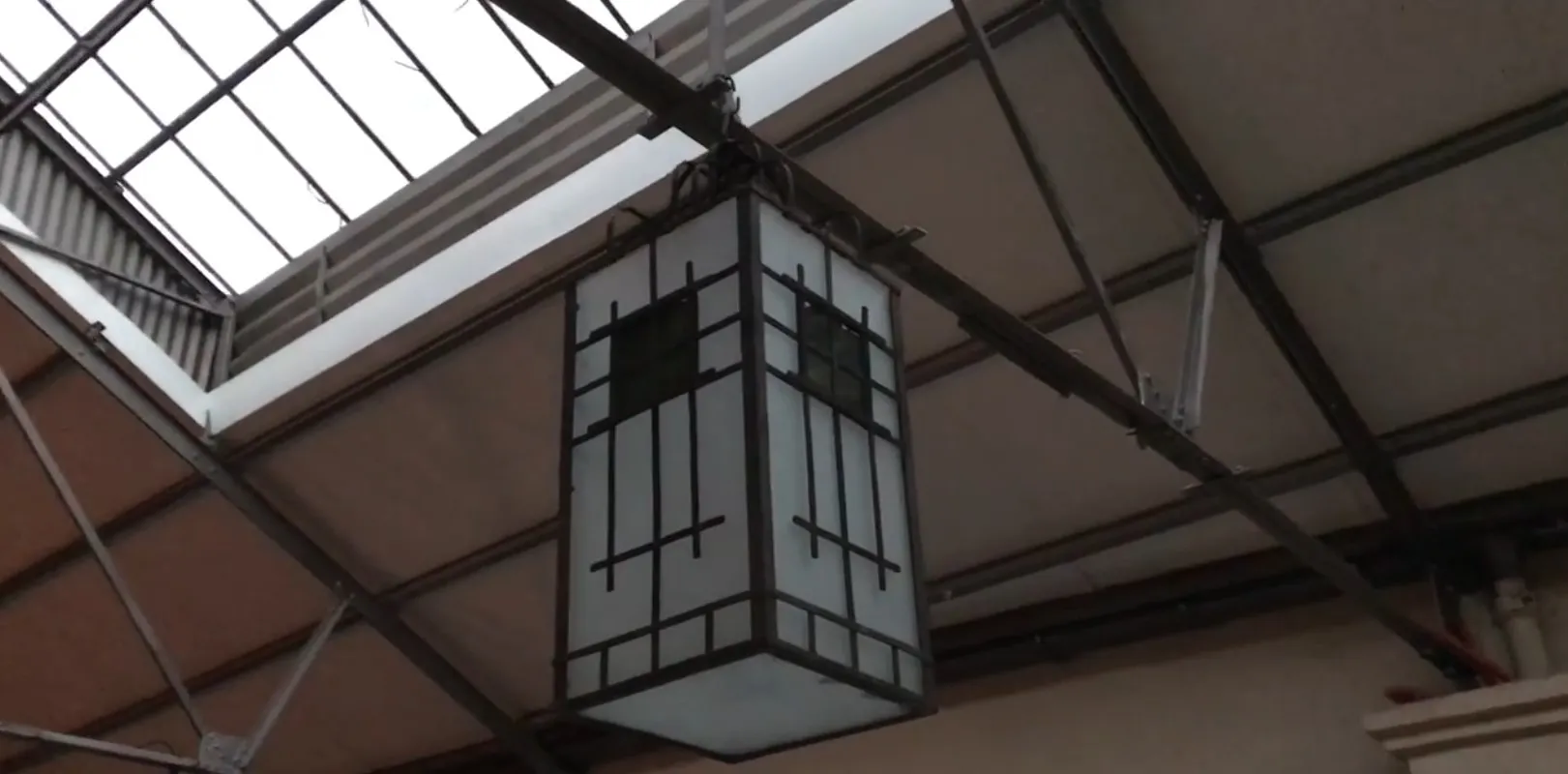 Zwei antike hängende Lampen vor einem architektonischen Hintergrund