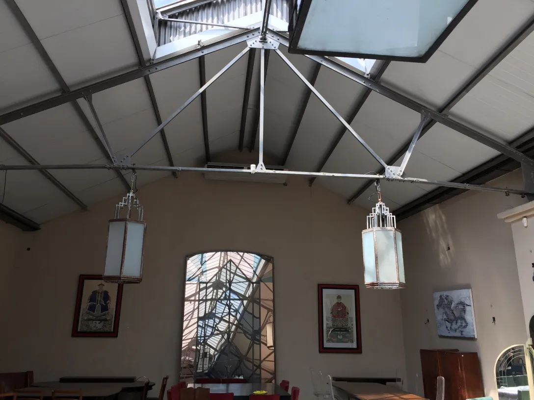 Deux lanternes anciennes suspendues dans un cadre élégant.