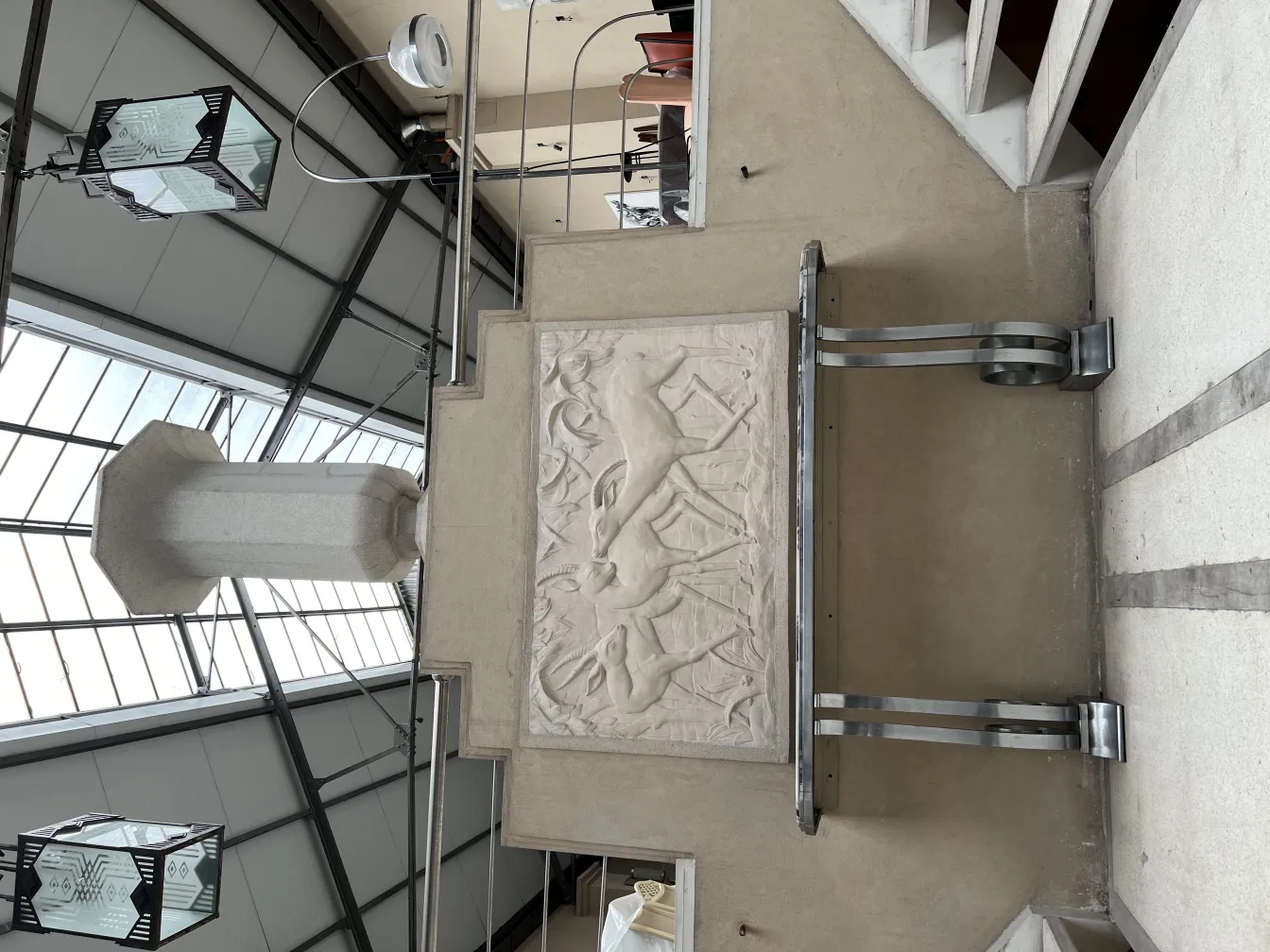 Deux lanternes anciennes suspendues dans un cadre intérieur moderne.