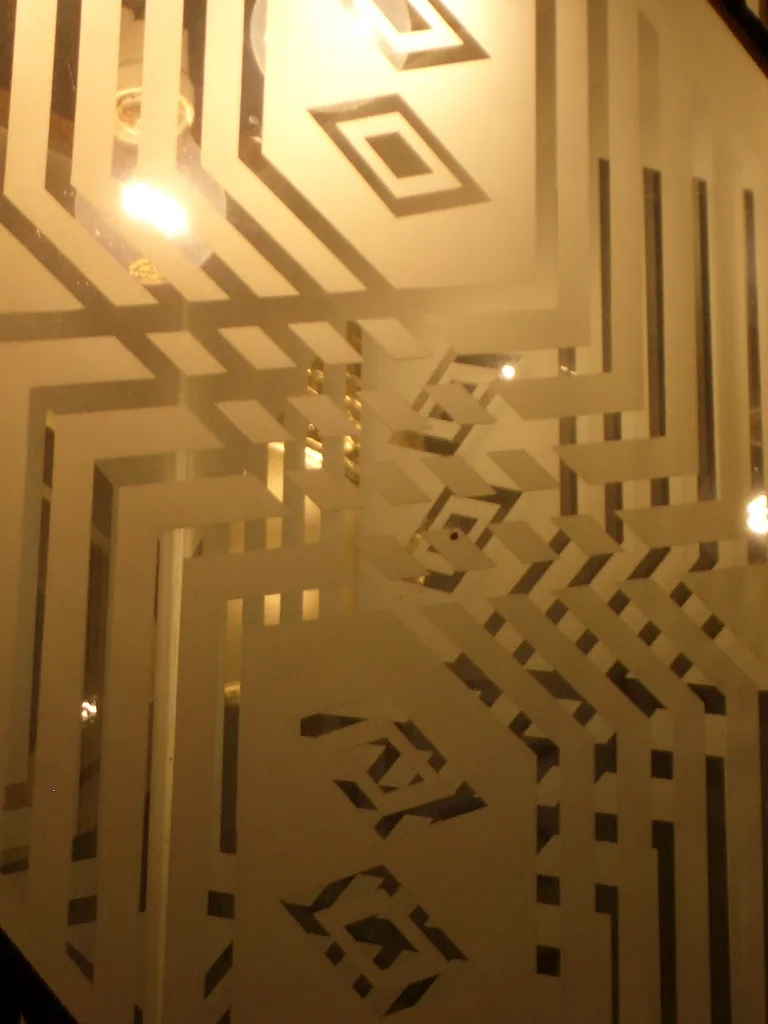 فانوسين قديمين يضيئان مساحة عصرية