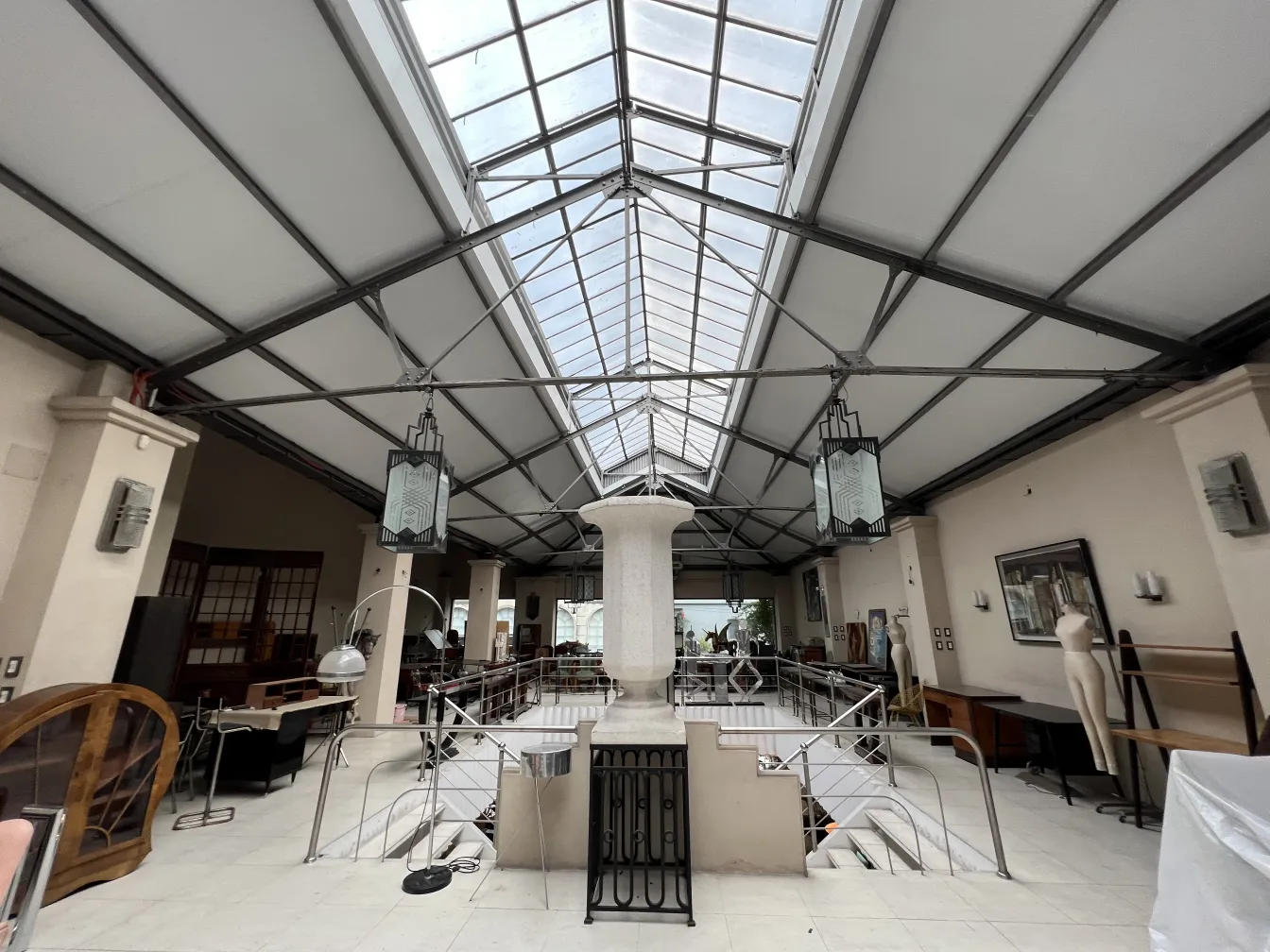 dos faroles antiguos colgando en un espacio interior elegante, iluminando el ambiente con su diseño clásico.