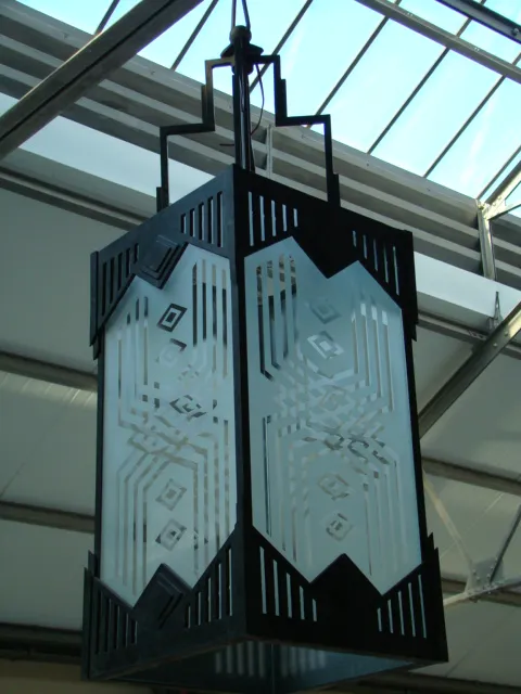 Lanternes anciennes avec un design décoratif, illuminant une ambiance charmante.