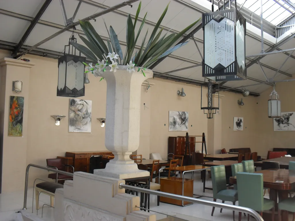 Duas lanternas antigas decorativas penduradas em um ambiente elegante.