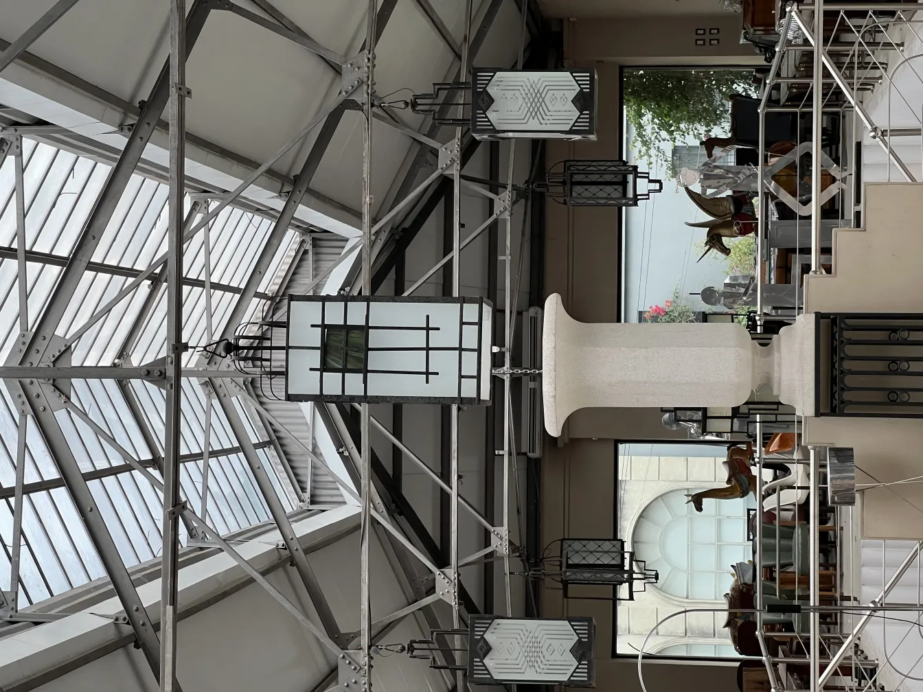 Anciennes lanternes de plafond au design minimaliste dans un cadre moderne et accueillant.