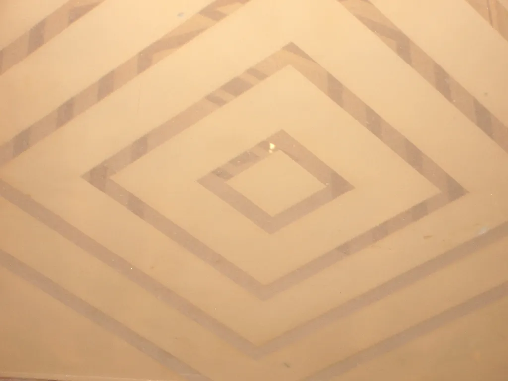 Faroletes antiguos de techo con diseño decorativo, ambiente cálido.