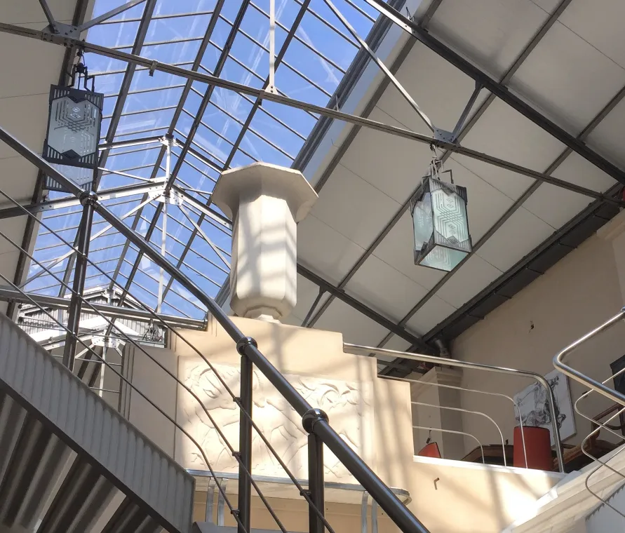 Duas lanternas antigas de teto em um ambiente iluminado.