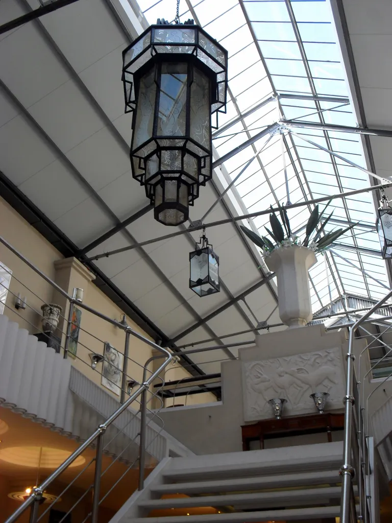 2 lanterne antiche sospese al soffitto in un ambiente elegante.