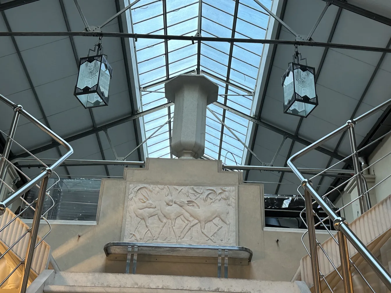 Due lanterne antiche sospese, con dettagli decorativi, illuminazione ambientale.