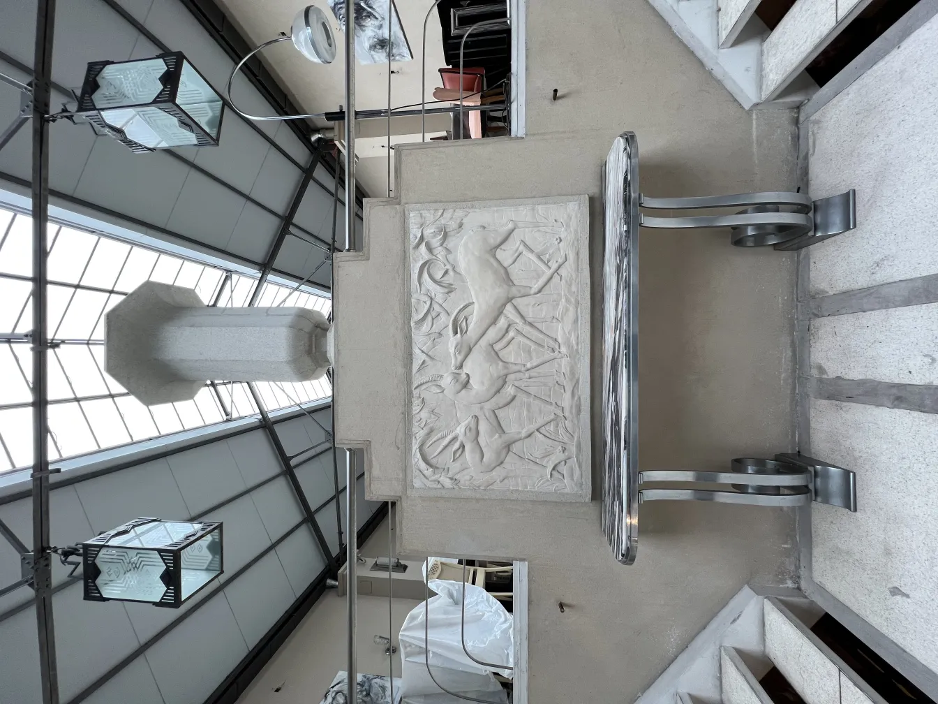 Deux lanternes décoratives anciennes suspendues dans un cadre moderne.