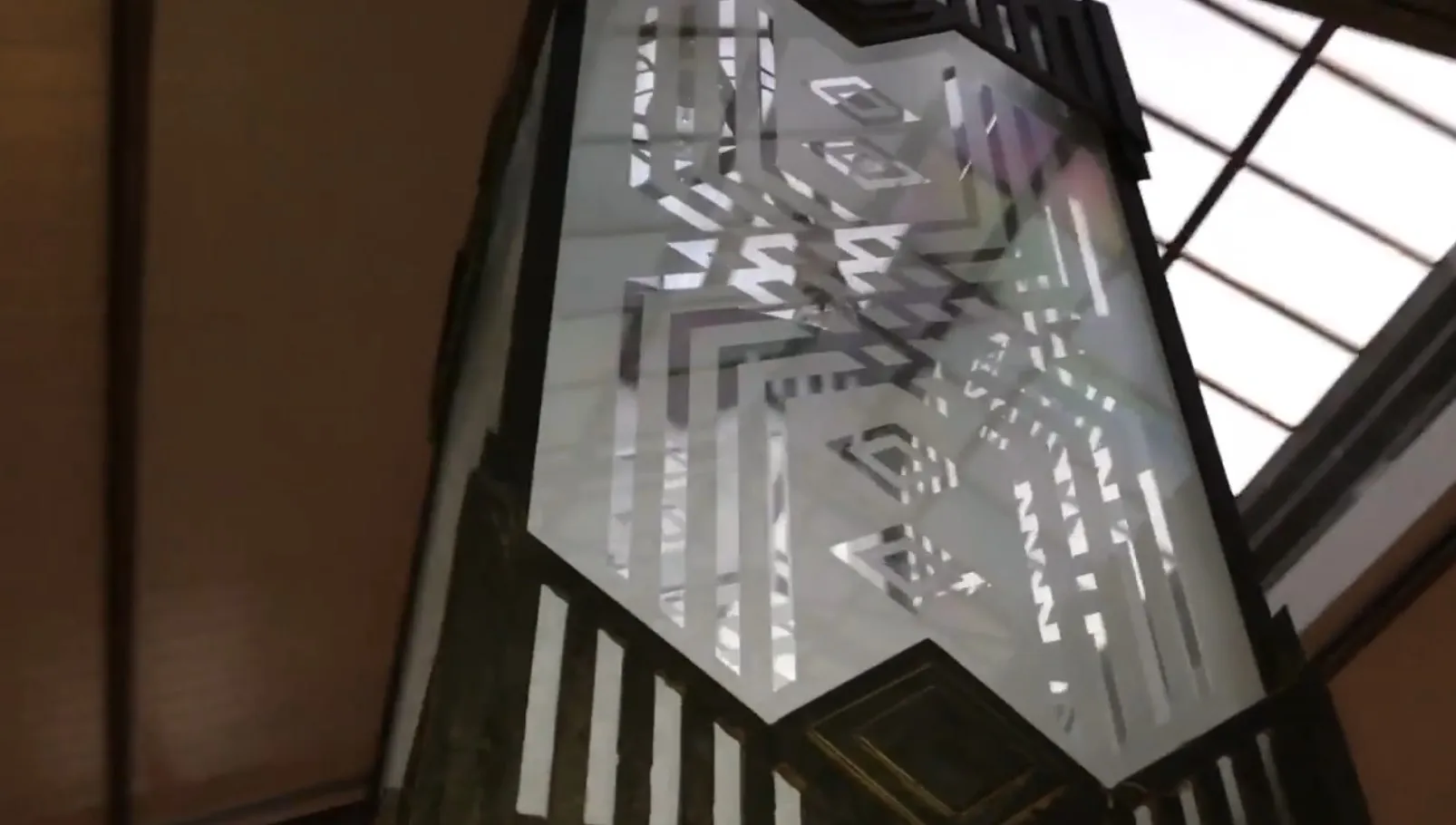 deux lanternes anciennes avec un design distinctif dans un cadre accueillant, détails visibles mettant en valeur leur style