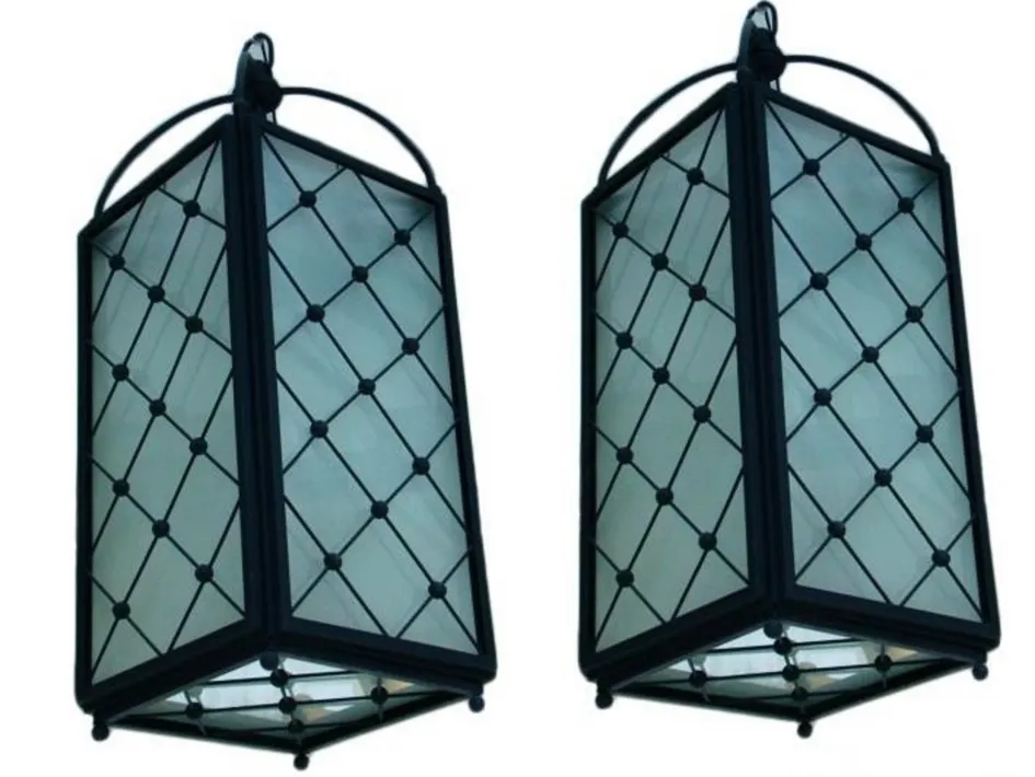 deux lanternes anciennes au design élégant avec fenêtres en verre