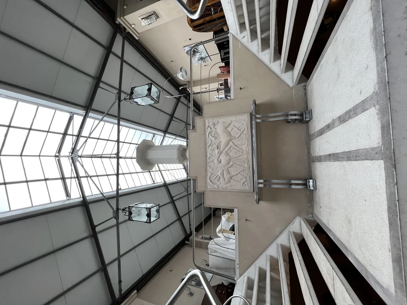 Zwei hängende antike Lampen in einem modernen Innenraum mit Treppe.