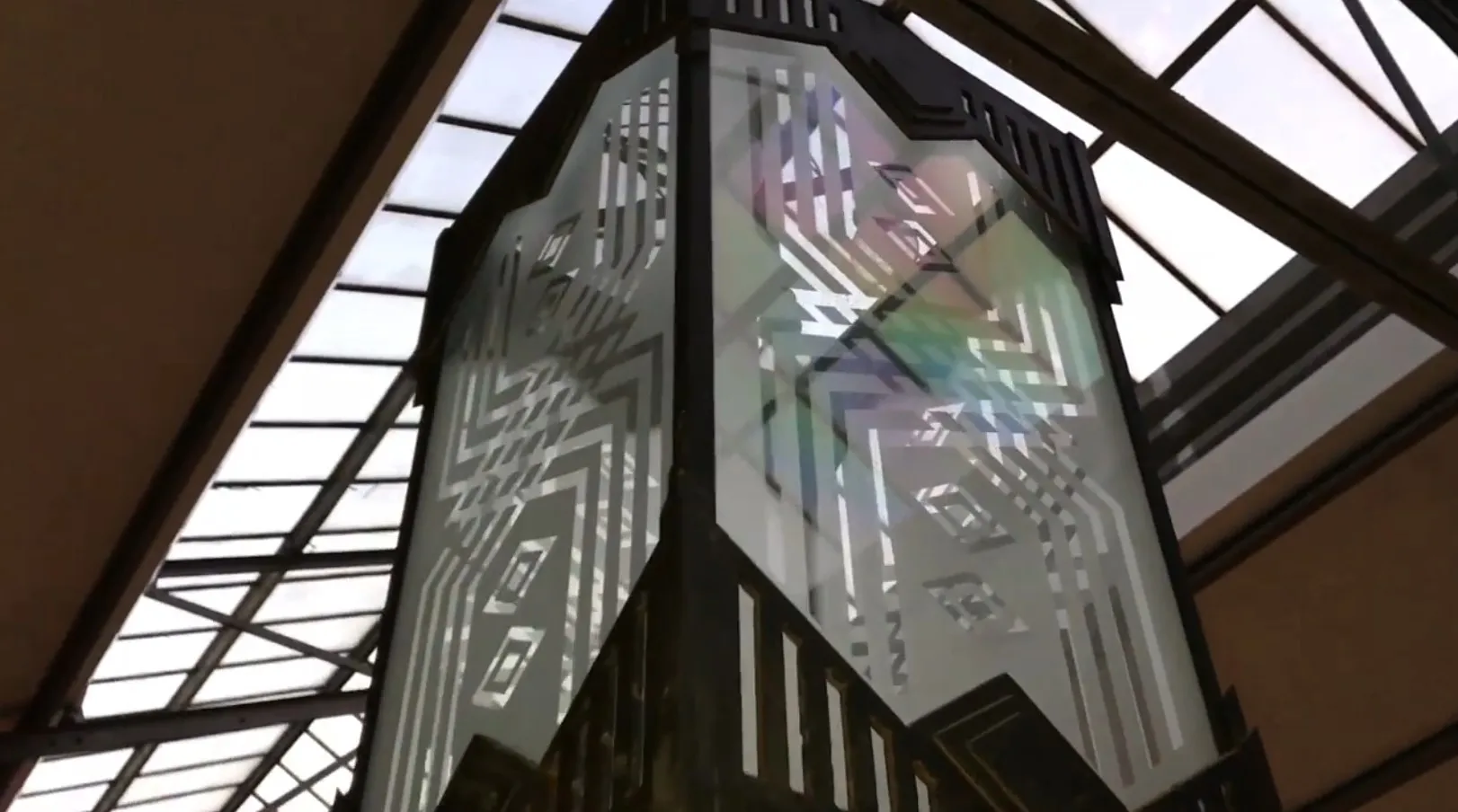 deux lanternes anciennes au design élégant dans une ambiance de lumière douce