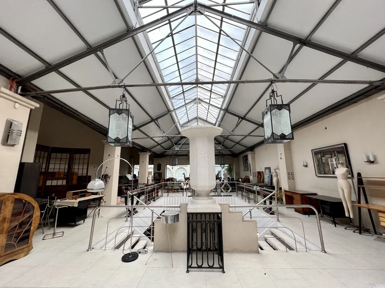 deux lanternes anciennes suspendues dans un espace lumineux et spacieux, ambiance élégante