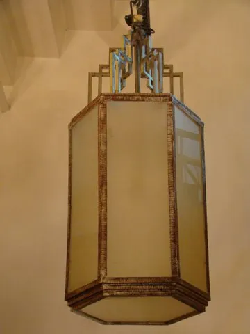 Duas farolas antigas em forma octogonal com design intricado, penduradas no teto.