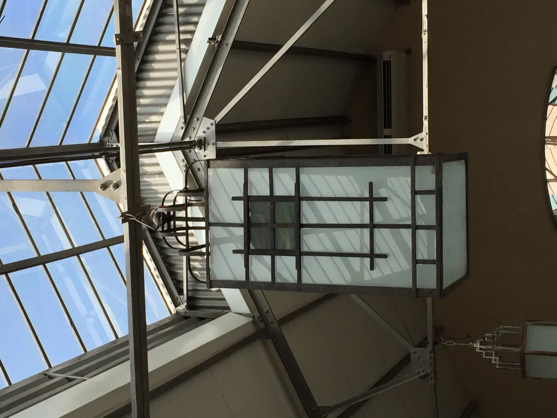 Due lanterne da soffitto antiche con design elegante installate in un ambiente moderno.