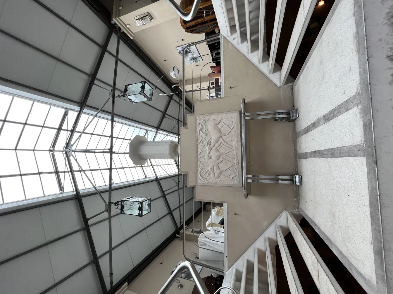 Due lanterne da soffitto antiche in un ambiente elegante