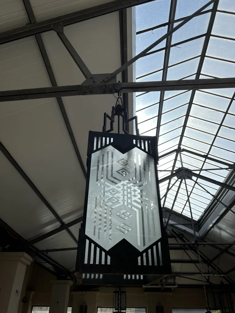 Deux lanternes anciennes suspendues dans un cadre moderne.