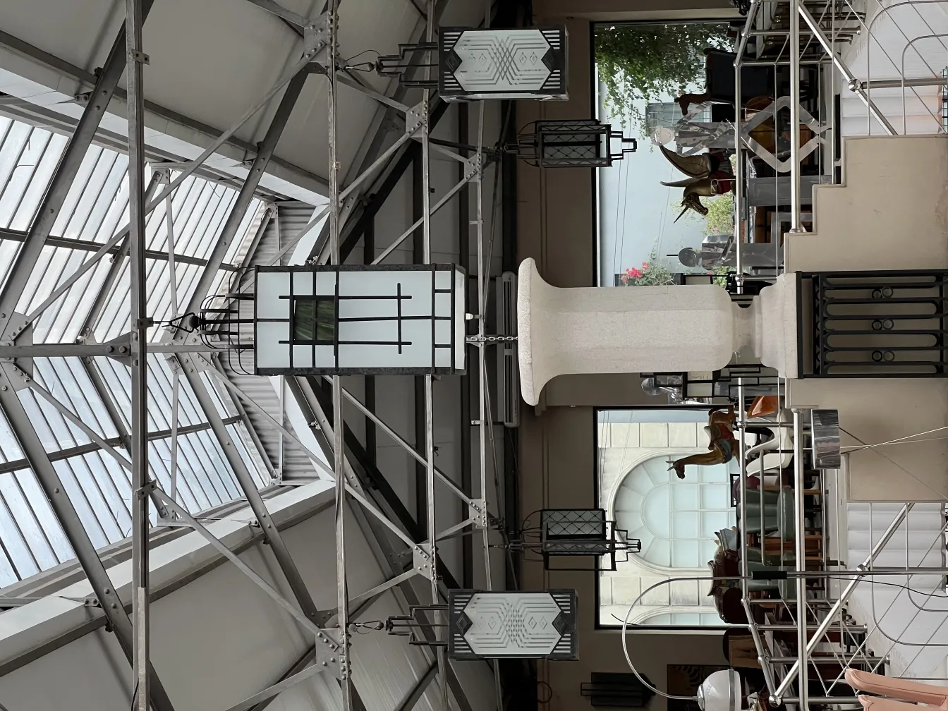 due lanterne da soffitto antiche con design moderno in un ambiente contemporaneo