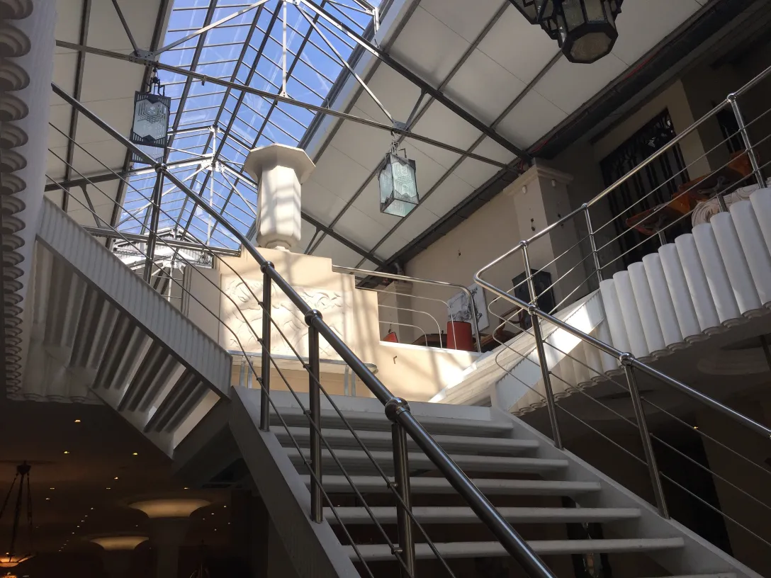 Zwei hängende antike Lampen in einem geräumigen Innenraum.