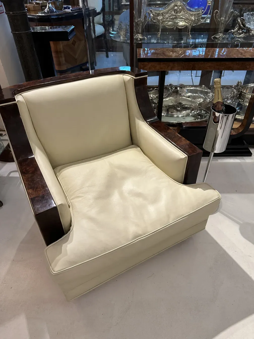 Champanera antigua decorativa con ambiente elegante