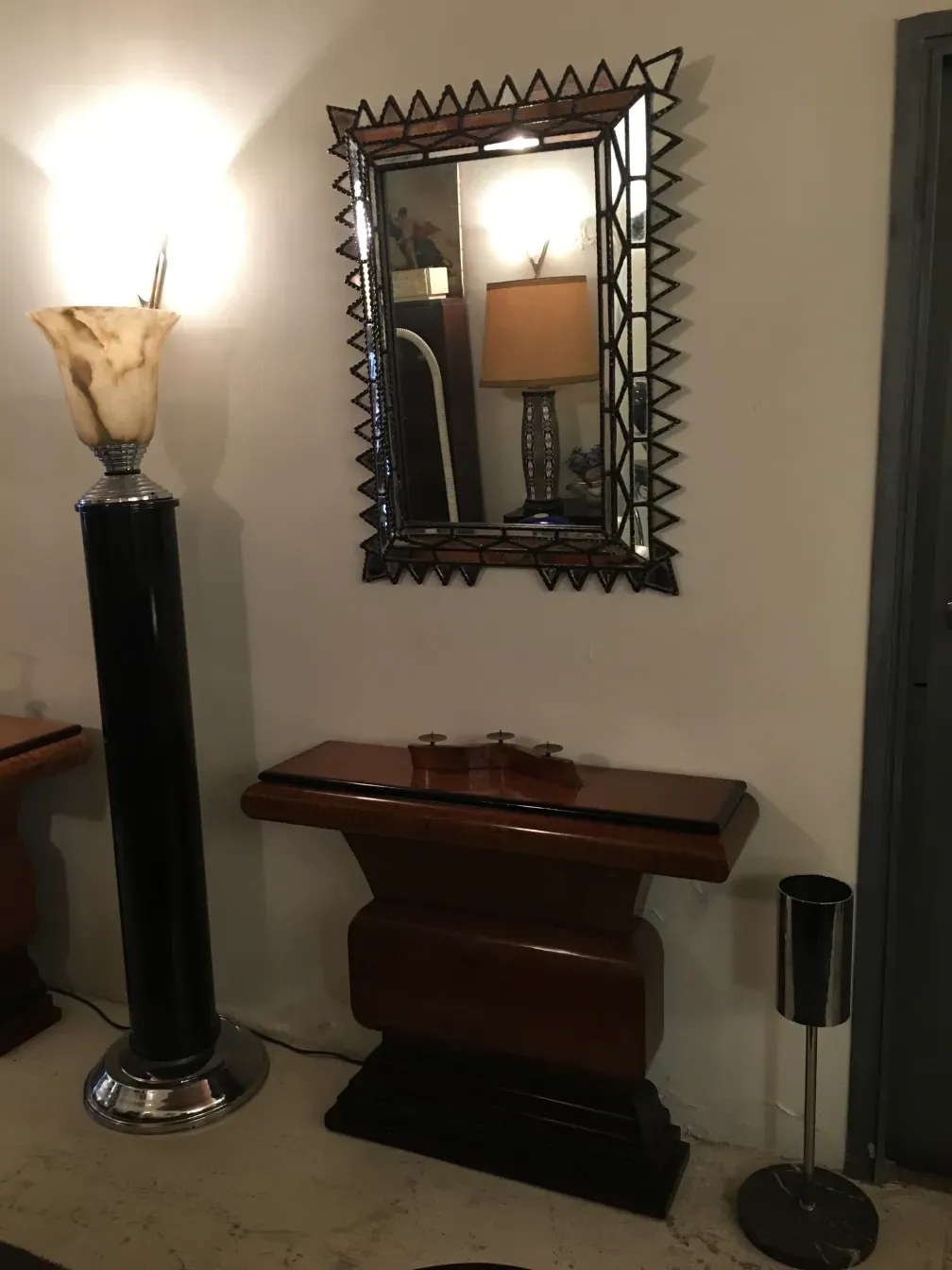 Antigo seau à champagne em um ambiente elegante