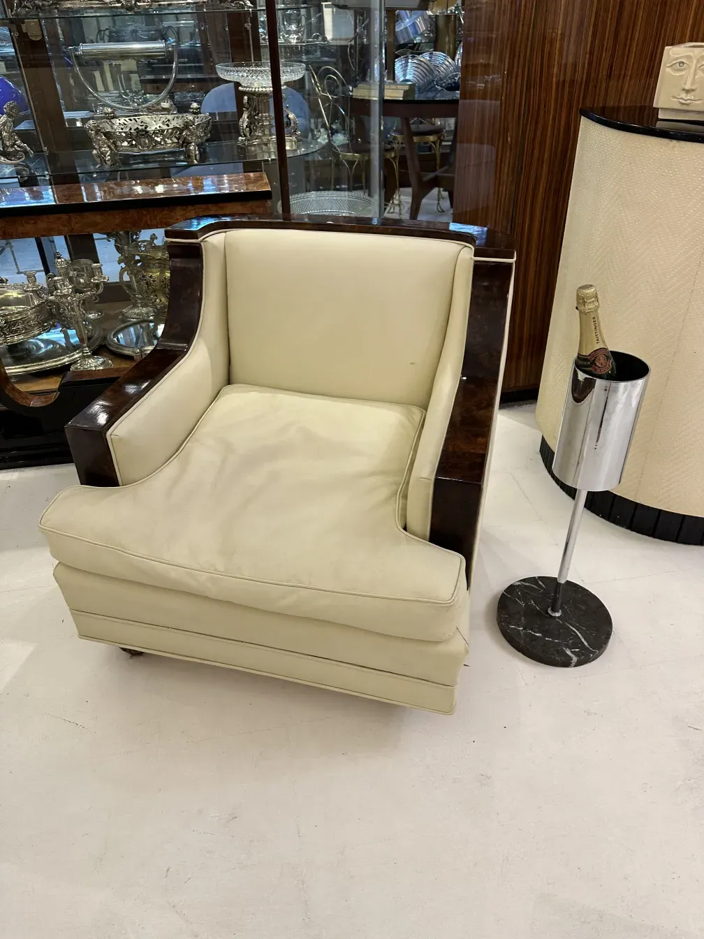 Secchiello per champagne antico con decorazione elegante.