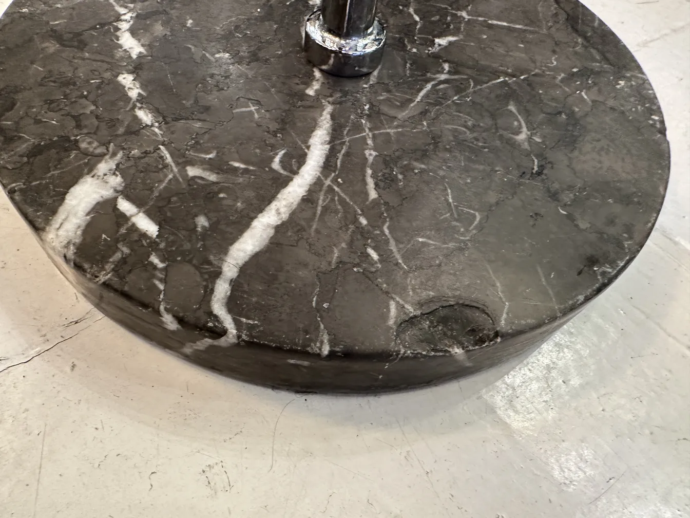 Balde de champanhe antigo em mármore cinza com design elegante