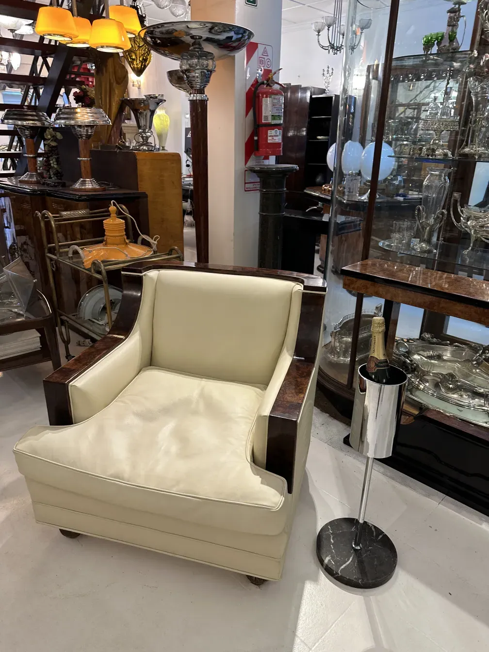 Champańera antigua en un entorno de antigüedades, elegante y refinada.