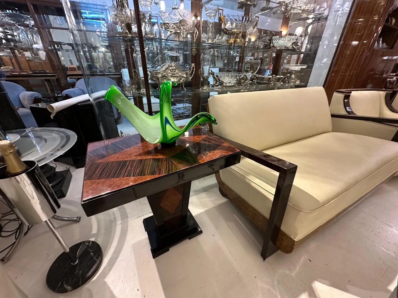 Champanera antigua con diseño elegante en un entorno sofisticado.