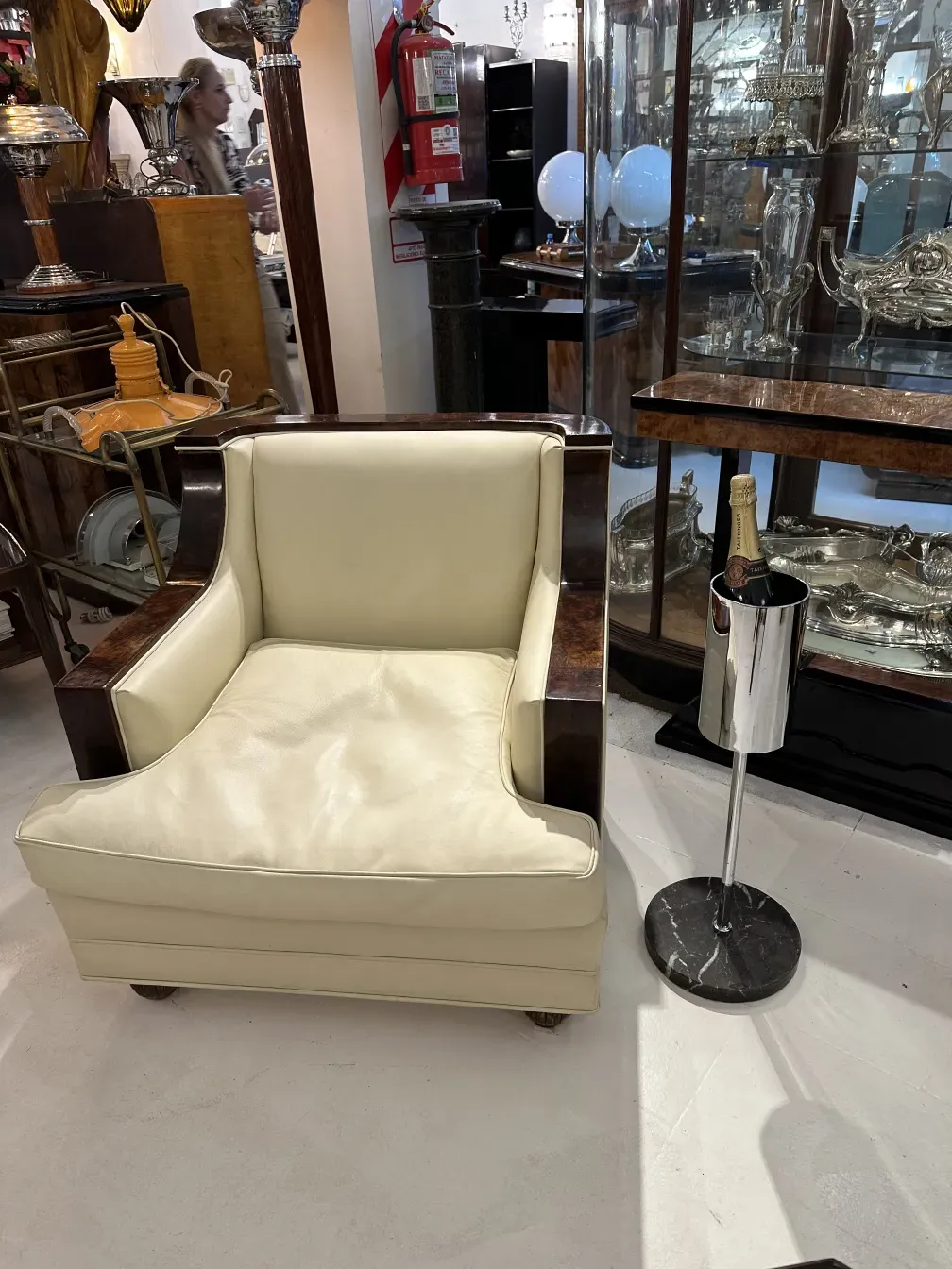 Champanera antigua de metal brillante con un estilo elegante en un entorno clásico.