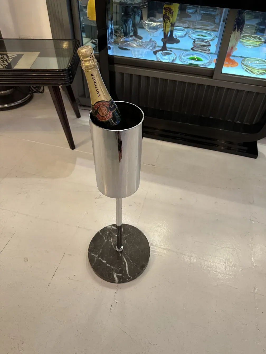 Balde de champagne antigo com suporte de mármore em fundo claro