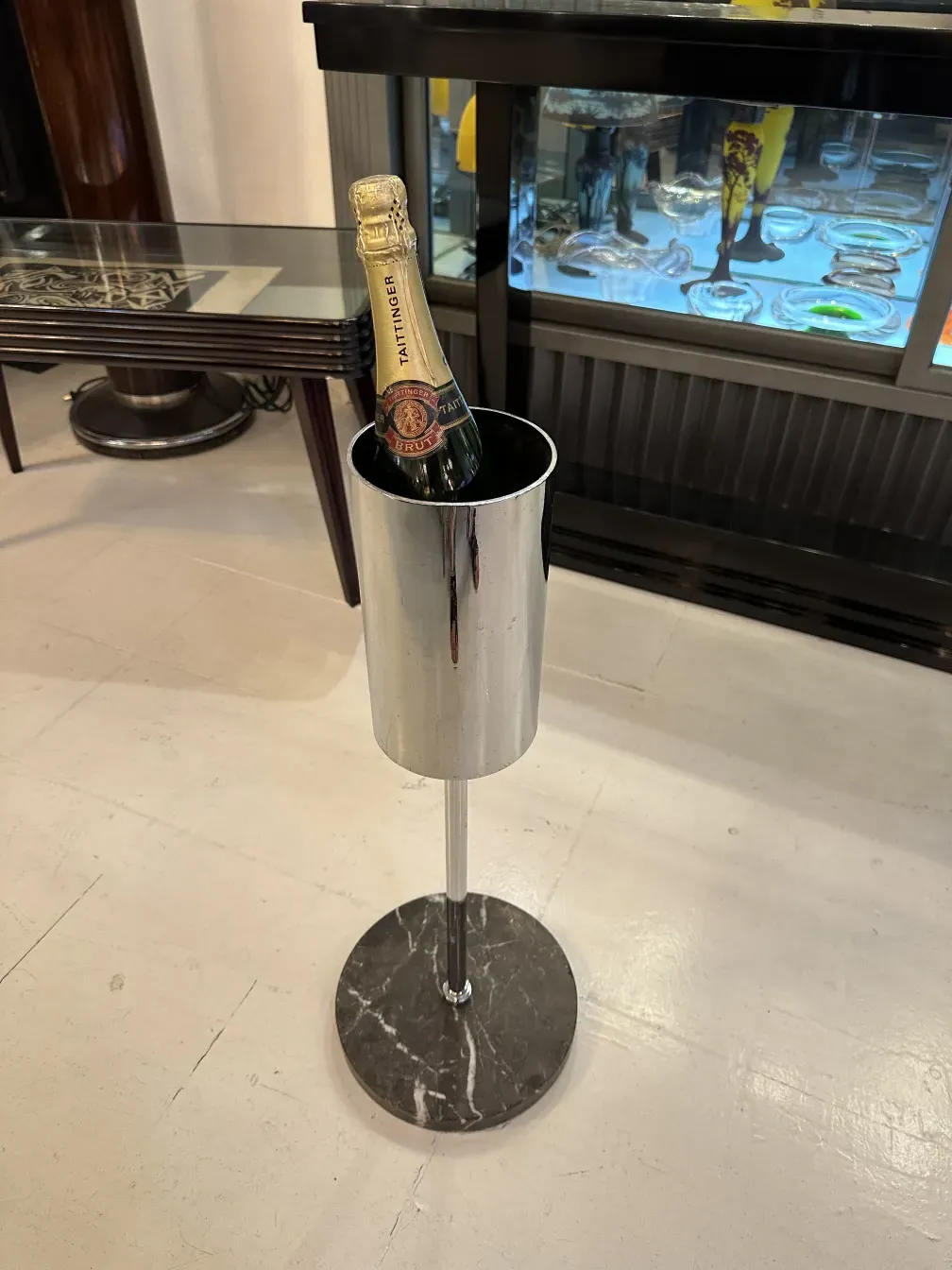 Antigo balde de champanhe metálico com base de mármore, adequado para servir champanhe.