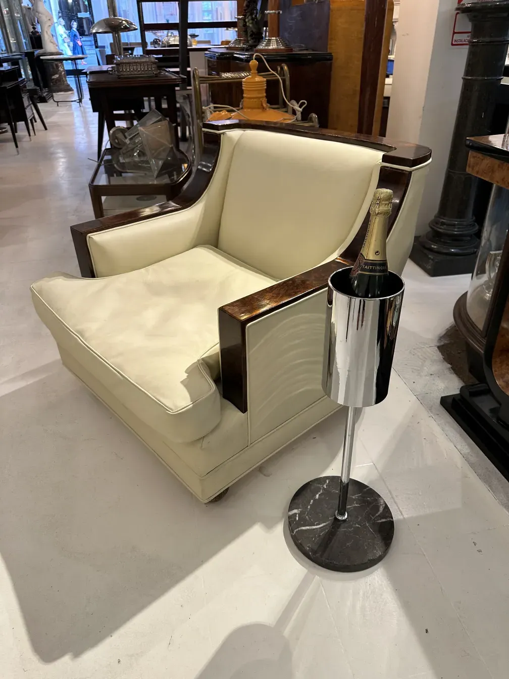 Antiker Champagnerkühler mit Flasche auf modernem Sofa