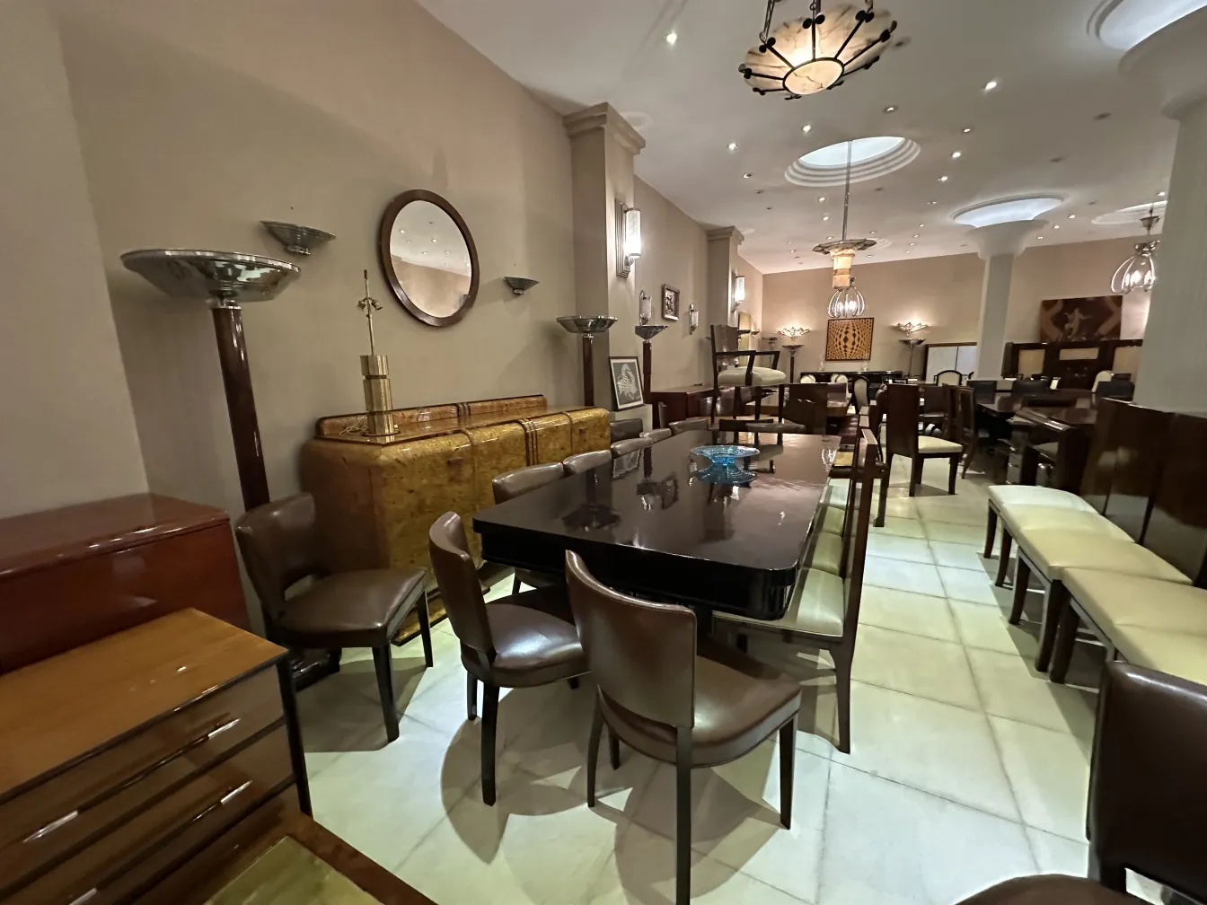 Aparador antigo com design elegante em ambiente moderno.