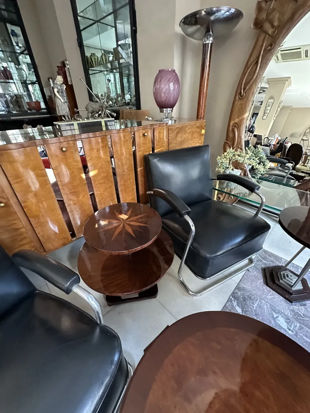 Aparador antigo de madeira com detalhes elegantes em um ambiente