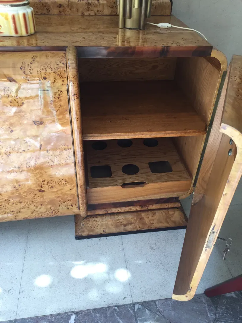 Vaisselier ancien avec espace de rangement, design unique et élégant.