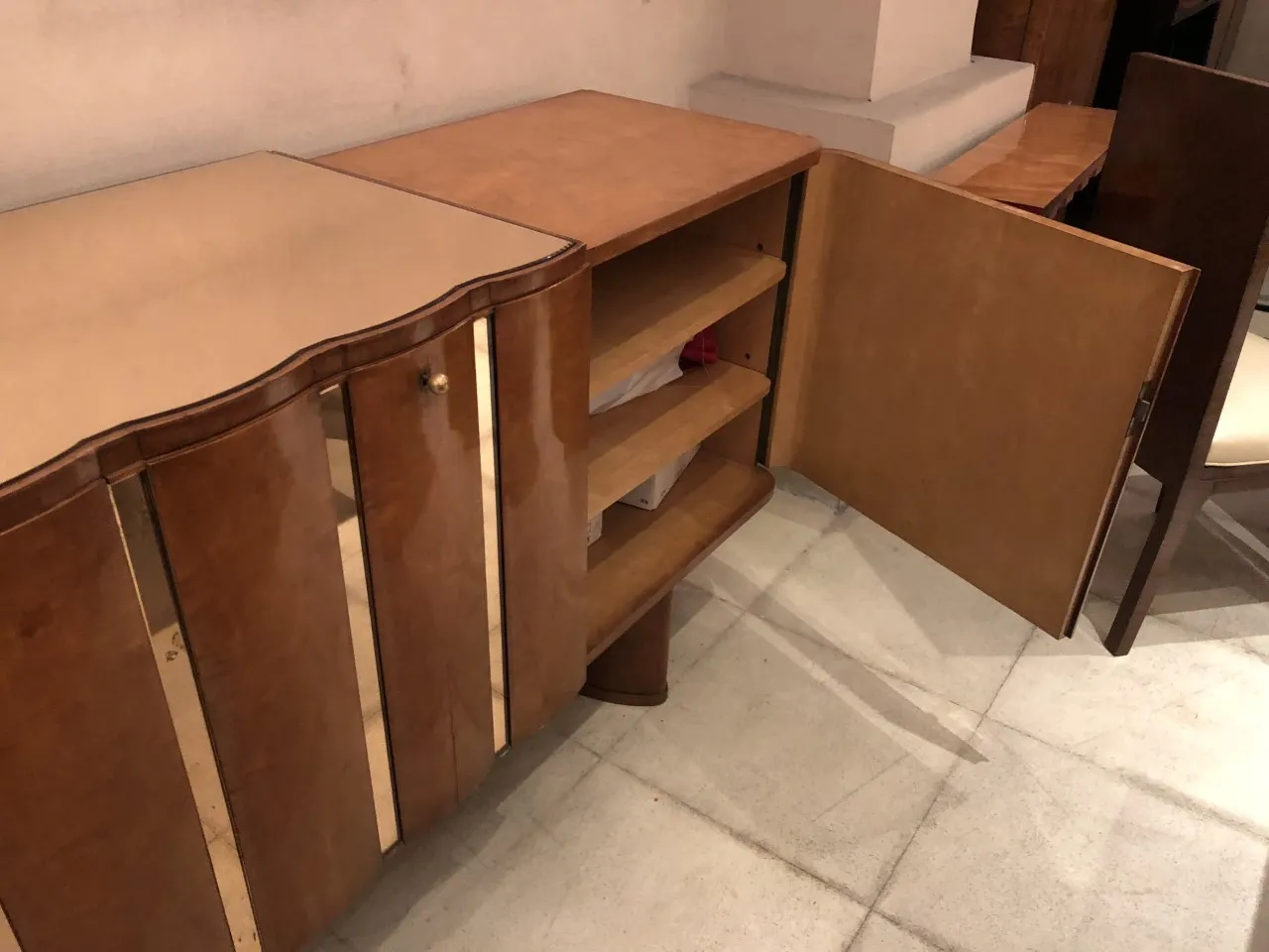 Credenza antica in legno con porte e ripiani visibili.