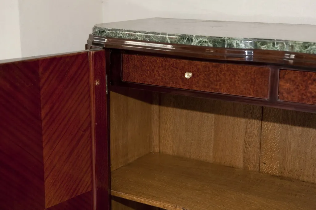 Aparador antiguo con detalles en madera y tapa de mármol