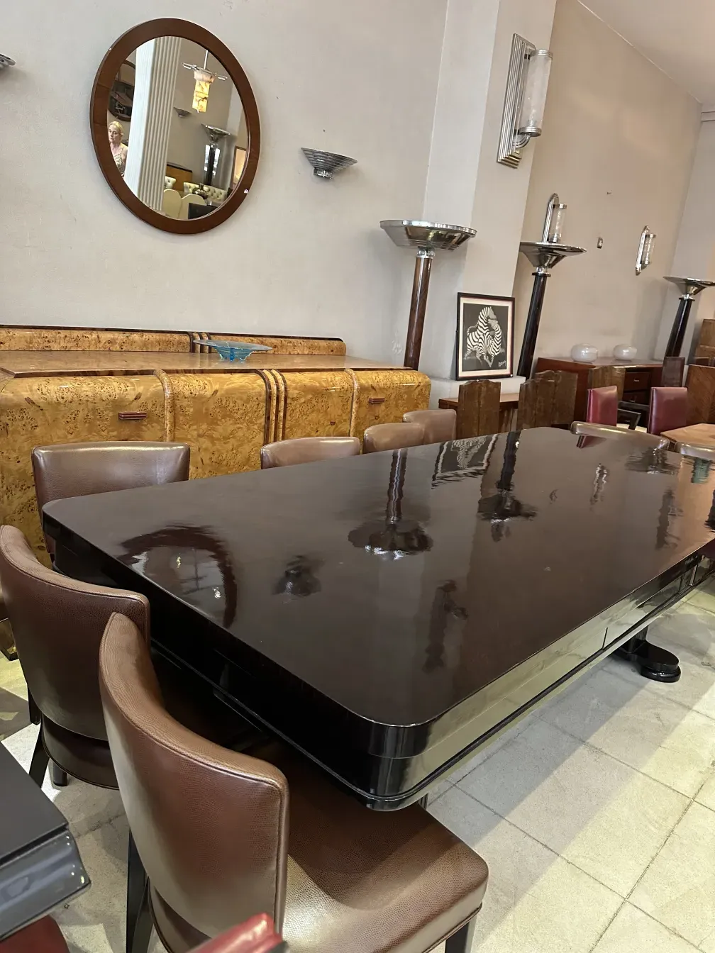 vaisselier ancien en bois avec miroir rond et chaises en cuir