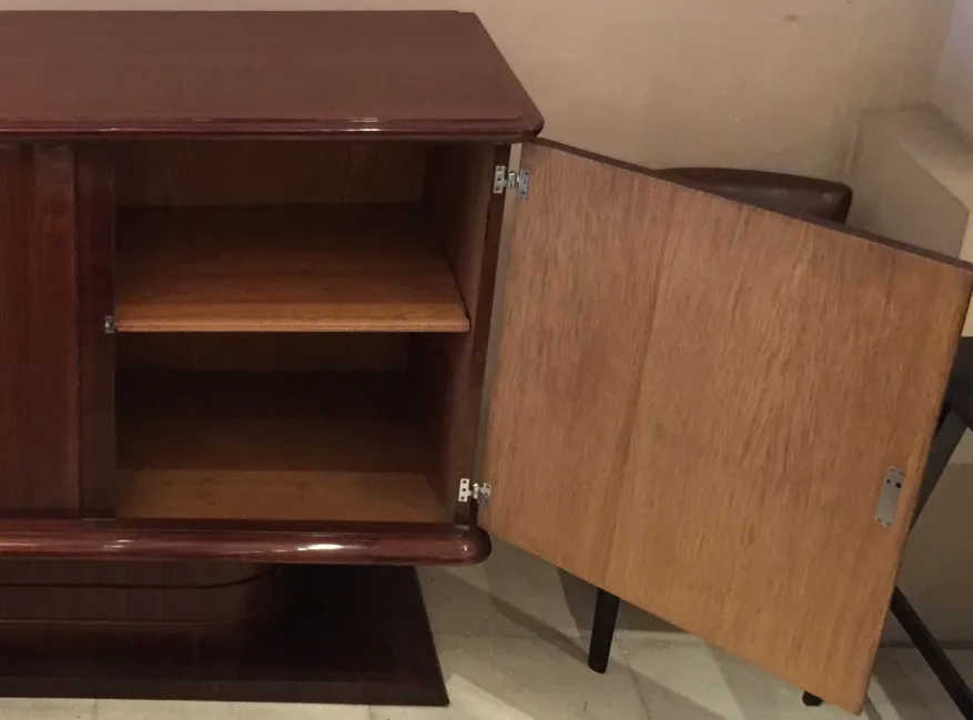Credenza antica con porte aperte e mensole interne