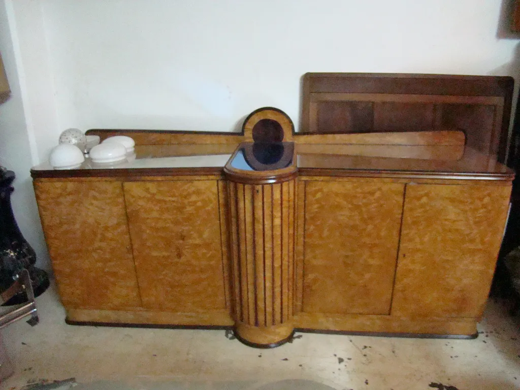 Aparador antiguo de madera con detalles clásicos y decorativos